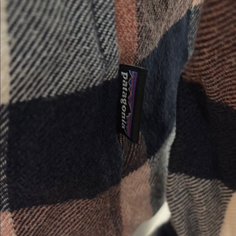 Patagonia Worn Wear Flannel Checkered Shirt in Navy and Peach XS - Picture 8 of 11